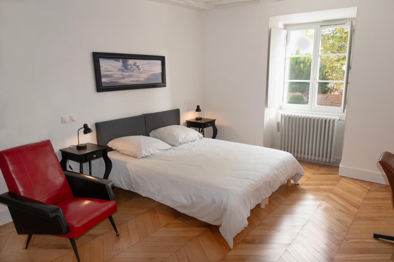 Le Clocher De La Duchesse Bonnelles Kültér fotó